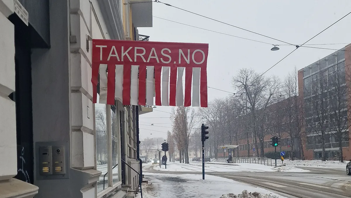 Takras.no flagg på en bygningsvegg
